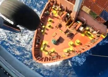 Μεταφορά ασθενούς από πλοίο με ελικόπτερο του Πολεμικού Ναυτικού (βίντεο)