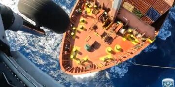 Μεταφορά ασθενούς από πλοίο με ελικόπτερο του Πολεμικού Ναυτικού (βίντεο)