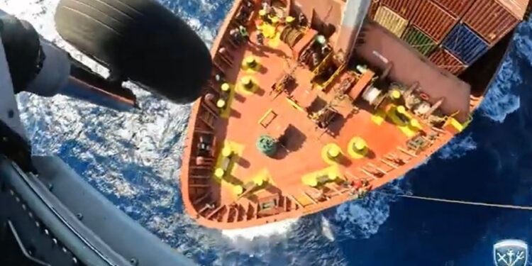 Μεταφορά ασθενούς από πλοίο με ελικόπτερο του Πολεμικού Ναυτικού (βίντεο)