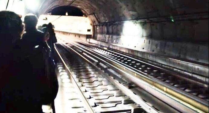 Μετρό: Επιβάτες περπάτησαν στην σήραγγα μετά την απόπειρα αυτοκτονίας – «Ήταν οικογένειες με μικρά παιδιά, με βαλίτσες»