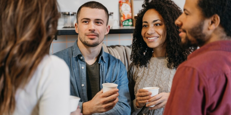 Οι 7 φράσεις που μαρτυρούν ότι κάποιος προσπαθεί να κρύψει τις τύψεις του παρελθόντος