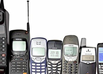 Financial Times: Η ΕΕ έδωσε παλαιάς τεχνολογίας κινητά στους απεσταλμένους της στις ΗΠΑ