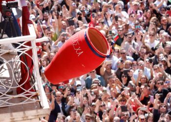 Κέρκυρα: Κοσμοσυρροή για το έθιμο των μπότηδων