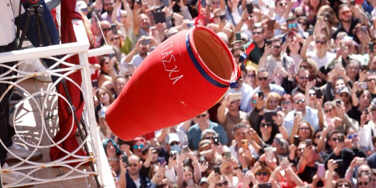 Κέρκυρα: Κοσμοσυρροή για το έθιμο των μπότηδων