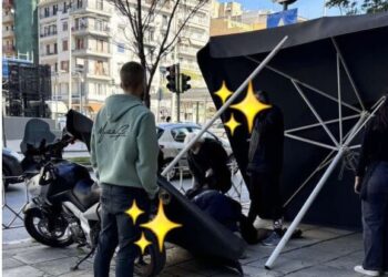 Ομπρέλα έπεσε πάνω σε ηλικιωμένη λόγω των ισχυρών ανέμων