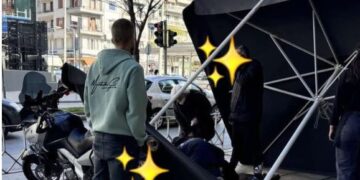 Ομπρέλα έπεσε πάνω σε ηλικιωμένη λόγω των ισχυρών ανέμων