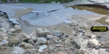 Μύκονος: Εικόνες καταστροφής μετά το πέρασμα της κακοκαιρίας – Κόπηκε στα δύο δρόμος που οδηγεί σε παραλία