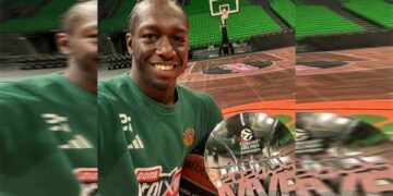 Παναθηναϊκός: Ο Δημήτρης Γιαννακόπουλος παρέδωσε το βραβείο του MVP της Euroleague στον Κέντρικ Ναν