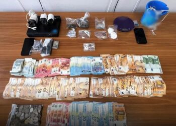 Αττική: 5 συλλήψεις για κατοχή και διακίνηση ουσιών – Πέταξαν τα ναρκωτικά σε αποχέτευση μόλις είδαν τους αστυνομικούς