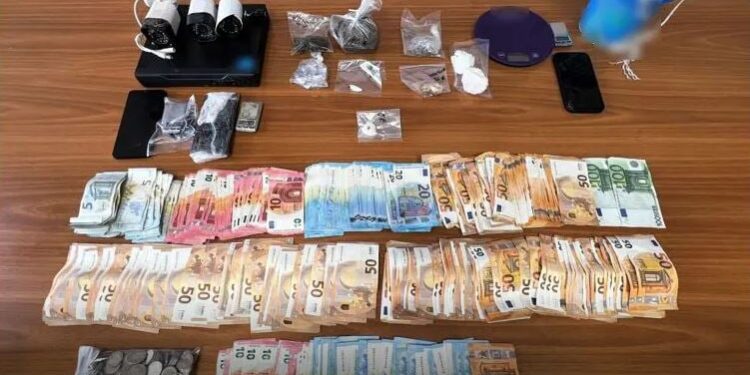 Αττική: 5 συλλήψεις για κατοχή και διακίνηση ουσιών – Πέταξαν τα ναρκωτικά σε αποχέτευση μόλις είδαν τους αστυνομικούς