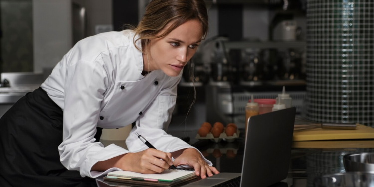 Το αφεντικό της αποφάσισε να μειώσει τον μισθό της στο μισό