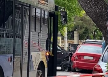 Τροχαίο στη Νέα Ερυθραία: Αυτοκίνητο προσέκρουσε σε 2 σταθμευμένα οχήματα