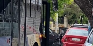 Τροχαίο στη Νέα Ερυθραία: Αυτοκίνητο προσέκρουσε σε 2 σταθμευμένα οχήματα