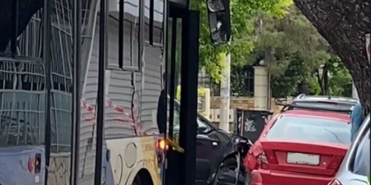 Τροχαίο στη Νέα Ερυθραία: Αυτοκίνητο προσέκρουσε σε 2 σταθμευμένα οχήματα