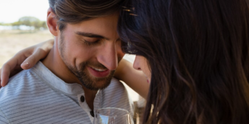 Οι 7 λεπτομέρειες που παρατηρεί ένας άνδρας όταν νιώθει πραγματική έλξη για μια γυναίκα