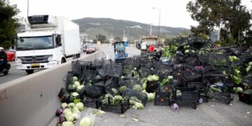 Έπειτα από 4 ώρες αποκαταστάθηκε η κυκλοφορία μετά την ανατροπή της νταλίκας που μετέφερε λάχανα και αγκινάρες