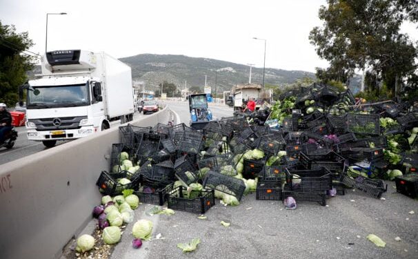 Έπειτα από 4 ώρες αποκαταστάθηκε η κυκλοφορία μετά την ανατροπή της νταλίκας που μετέφερε λάχανα και αγκινάρες