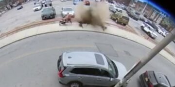 Βίντεο: Στο «παρά πέντε» γλίτωσαν μια γιαγιά και τα δύο εγγόνια της από έκρηξη σε φρεάτιο