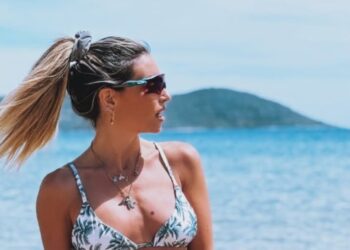 Αθηνά Οικονομάκου: Η φωτογραφία από το πρώτο μπάνιο της χρονιάς στη θάλασσα