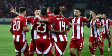 Οι νίκες των Μπαρτσελόνα και Παρί φέρνουν τους Πειραιώτες πιο κοντά στη League Phase του Champions League