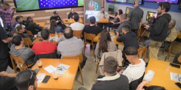 Μοναδικό pre-game show με Νίκο Βαμβακούλα, Γιώργο Μανίκα και Δημήτρη Μάρκο για τα ντέρμπι των playoffs – Ιστορίες από τα αποδυτήρια με παπούτσια, σαμπουάν και… παρατσούκλια στο Πάμε Στοίχημα Football Party by Gazzetta
