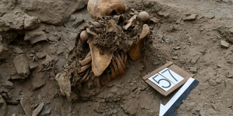 Λείψανα ανδρών, γυναικών και παιδιών που έχουν ταφεί ως ήρωες βρέθηκαν σε κυκλικούς λάκκους