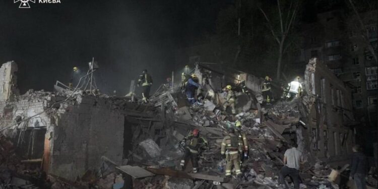 Τουλάχιστον 9 νεκροί και περισσότεροι από 70 τραυματίες σε ρωσική επίθεση στο Κίεβο