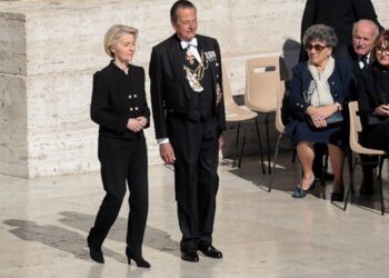 Φον ντερ Λάιεν και Τραμπ χαιρετήθηκαν δια χειραψίας στην κηδεία του Πάπα Φραγκίσκου