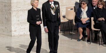 Φον ντερ Λάιεν και Τραμπ χαιρετήθηκαν δια χειραψίας στην κηδεία του Πάπα Φραγκίσκου