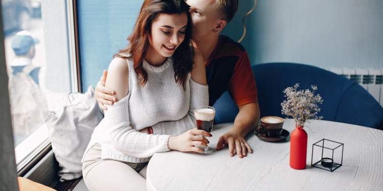 Οι άνθρωποι που είναι ευτυχισμένοι στον γάμο τους, αλλά έχουν παράλληλη σχέση, συνήθως έχουν 7 χαρακτηριστικά