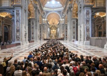 Πάπας Φραγκίσκος: Δεκάδες χιλιάδες πιστοί περιμένουν να τον αποχαιρετήσουν