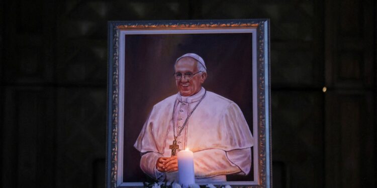 Ο Πάπας Φραγκίσκος πέρασε την τελευταία μέρα δουλεύοντας, παρά τις οδηγίες των γιατρών