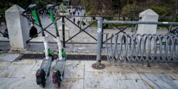 Εξετάζει όρους απαγόρευσης των πατινιών σε δρόμους της πόλης