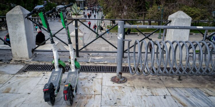 Εξετάζει όρους απαγόρευσης των πατινιών σε δρόμους της πόλης