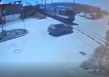 Βίντεο ντοκουμέντο από την στιγμή της σφοδρής σύγκρουσης του τρένου με το αυτοκίνητο