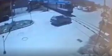 Βίντεο ντοκουμέντο από την στιγμή της σφοδρής σύγκρουσης του τρένου με το αυτοκίνητο