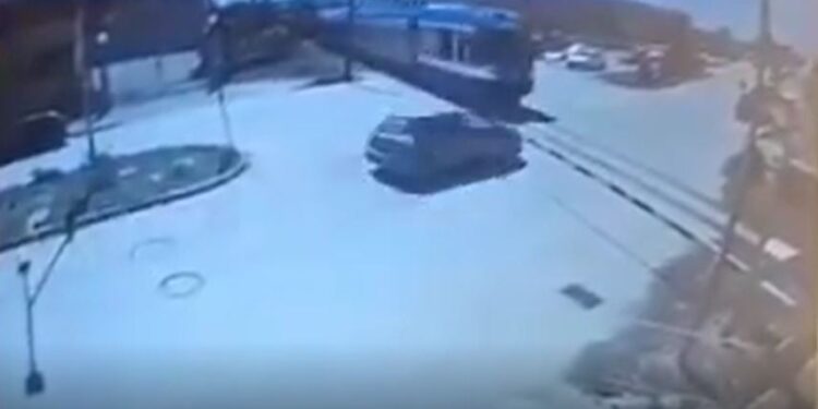 Βίντεο ντοκουμέντο από την στιγμή της σφοδρής σύγκρουσης του τρένου με το αυτοκίνητο