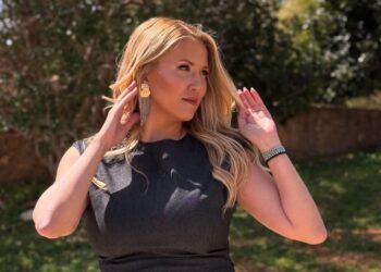 Φωτεινή Πετρογιάννη: Στην Τήνο με τον σύζυγο και τον γιο της