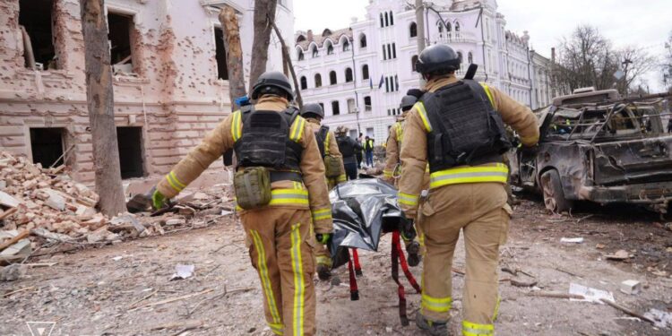 Τουλάχιστον 21 νεκροί και 83 τραυματίες από το ρωσικό πυραυλικό πλήγμα στην πόλη Σούμι