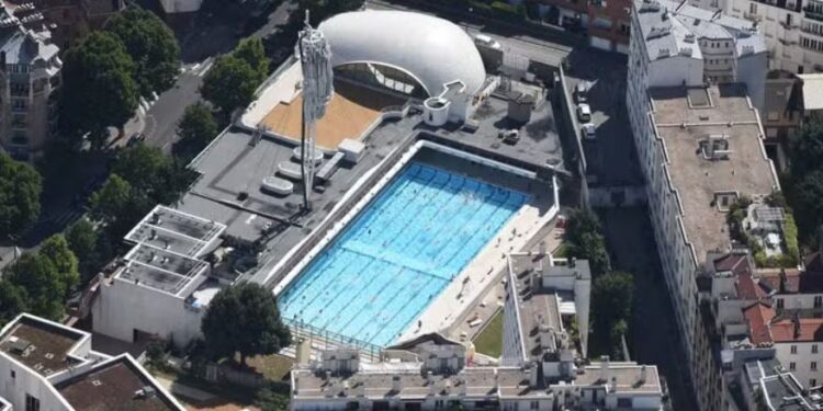 Υπό επιτήρηση οι δημόσιες πισίνες στο Παρίσι έπειτα από σωρεία καταγγελιών για ηδονοβλεψίες
