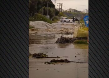 Χαλκιδική: Υπερχείλισε ρέμα λόγω της βροχής – Διακοπή κυκλοφορίας στην παραλιακή Ν. Καλλικράτειας