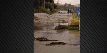 Χαλκιδική: Υπερχείλισε ρέμα λόγω της βροχής – Διακοπή κυκλοφορίας στην παραλιακή Ν. Καλλικράτειας
