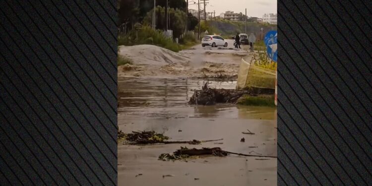 Χαλκιδική: Υπερχείλισε ρέμα λόγω της βροχής – Διακοπή κυκλοφορίας στην παραλιακή Ν. Καλλικράτειας