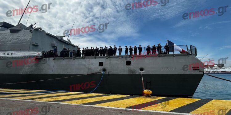 Επίσκεψη Δένδια – Λεκορνί στη φρεγάτα «Alsace» στον Πειραιά – Δείτε εικόνες
