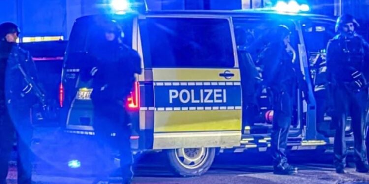 Αστυνομικός πυροβόλησε και σκότωσε έναν νεαρό που απείλησε με μαχαίρι υπαλλήλους και θαμώνες σε κλαμπ