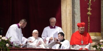 Πάπας Φραγκίσκος: Ιστορική εμφάνιση στο μπαλκόνι του Αγίου Πέτρου μετά την ανάρρωσή του