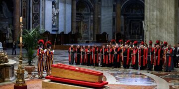 Πάπας Φραγκίσκος: Στη Βασιλική του Αγίου Πέτρου το σκήνωμα του Ποντίφικα – Χιλιάδες πιστοί στο λαϊκό προσκύνημα