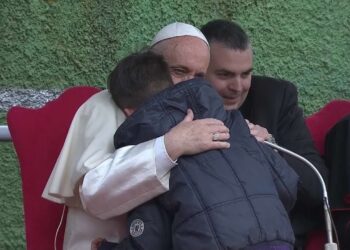 Βίντεο: Όταν ο πάπας Φραγκίσκος παρηγόρησε ένα παιδί που έκλαιγε