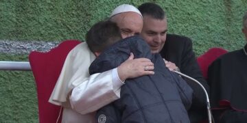 Βίντεο: Όταν ο πάπας Φραγκίσκος παρηγόρησε ένα παιδί που έκλαιγε