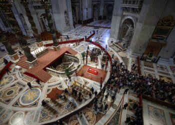 Πάπας Φραγκίσκος: Ατελείωτες ουρές στο λαϊκό προσκύνημα – Στην κηδεία πάνω από 50 αρχηγοί κρατών και 10 εν ενεργεία μονάρχες